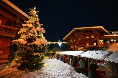 Many stands with different Christmas products at the Advent market in Kaprun | © Zell am See-Kaprun Tourismus
