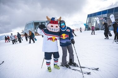 Fans des EHC Red Bull München beim Skifahren auf der Schmittenhöhe | © Johannes Radlwimmer