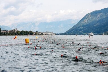 Start of the triathlon with the swimming competition in Lake Zell | © Johannes Radlwimmer