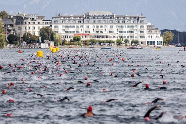 Triathlon: Swimming in the crystal clear Lake Zell | © Getty Images, IRONMAN