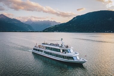 Boat trip at Lake Zell in the evening | © EXPA Pictures