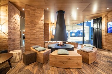 Warm fireplace in the Tauern SPA | © Tauern SPA