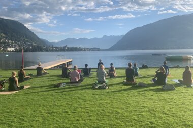 Yoga session at Lake Zell | © Zell am See-Kaprun Tourismus