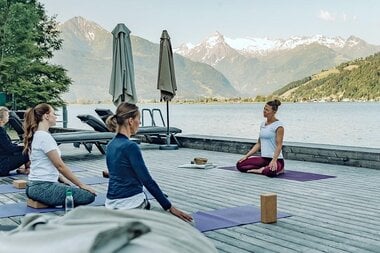 Yoga on the shore of Lake Zell | © Stefanie Oberhauser