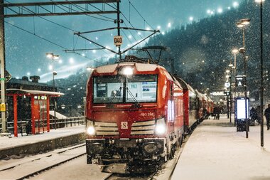 Winter train journey in Zell am See-Kaprun | © Darren Hamlin Photography 