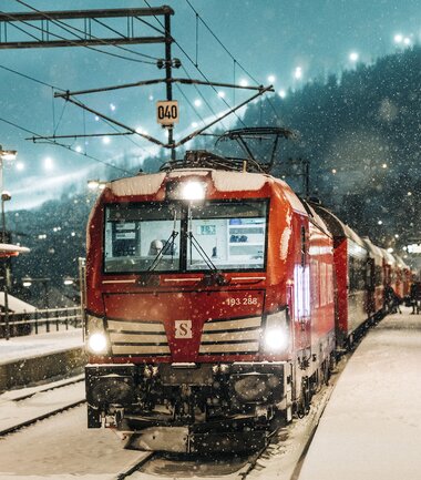 Winter train journey in Zell am See-Kaprun | © Darren Hamlin Photography 