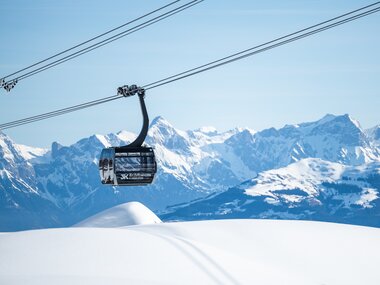 Cable car over snow-covered landscape with mountain peaks in Zell am See-Kaprun. | © Zell am See-Kaprun Tourismus