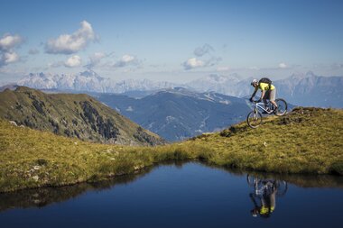 Cycling surrounded by beautiful mountain scenery | © Sebastian Doerk