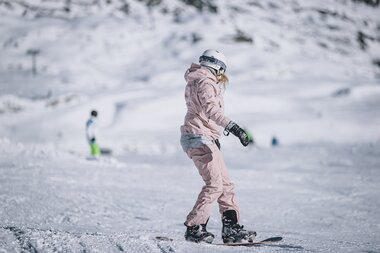 Snowboarden bei herbstlichen Temperaturen  | © EXPA, Stefanie Oberhauser