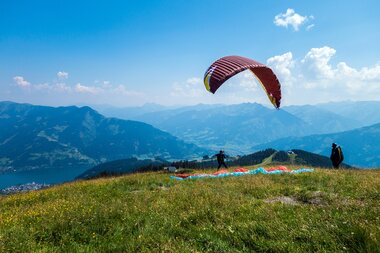 Beautiful paragliding launch site on the mountain | © Zell am See-Kaprun Tourismus