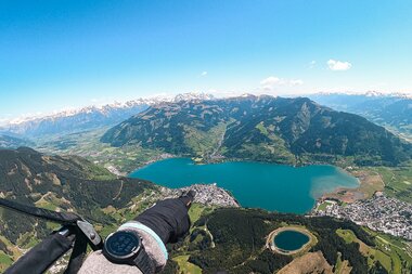 Above the roofs of Zell am See | © FalkenAir Tandemparagliding