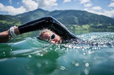 Sportuhren von Suunto beim Schwimmen im Zeller See | © Suunto Philipp Reiter