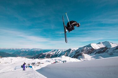 Training for snowboarders and freeskiers on the halfpipe on the Kitzsteinhorn | © Kitzsteinhorn