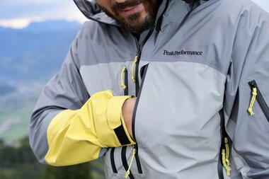  Hiking with Peak Performance jacket | © Zell am See-Kaprun Tourismus