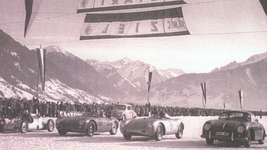 Car races on the ice track in Zell am See | © Zell am See-Kaprun
