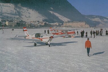 Landing with the small plane on the ice of Lake Zell | © Zell am See-Kaprun