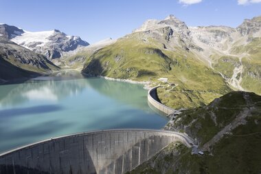 View of the Mooserboden reservoir in the Austrian Alps with an impressive dam. | © Zell am See-Kaprun Tourismus