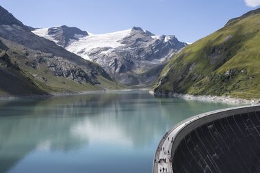 View of the Mooserboden reservoir in the Austrian Alps, surrounded by mountains with glaciers in the background. | © Zell am See-Kaprun Tourismus