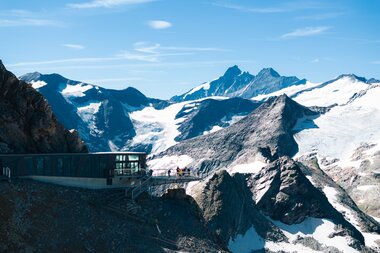 View of glaciers and peaks of Kitzsteinhorn in the Austrian Alps on a clear day. | © Zell am See-Kaprun Tourismus