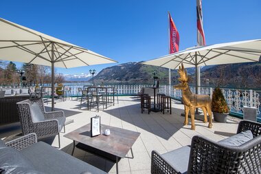 A drink with a view of Lake Zell | © Nikolaus Faistauer Photography