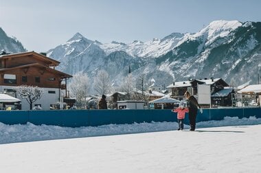 Eislaufplatz in Kaprun  | © Stefanie Oberhauser, EXPA Pictures