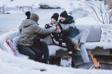  Nice get-together around the campfire | © EXPA, Jürgen Feichter