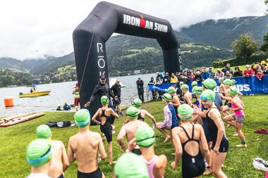 Children at the IRONKIDS event in Zell am See-Kaprun, ready to swim in the lake, surrounded by mountains and spectators. | © Zell am See-Kaprun, JOE
