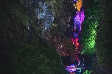  Colorful lights shine in the gorge | © EXPA, Jürgen Feichter