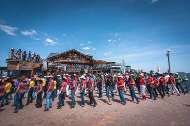 Many participants at the Line Dance Festival | © Zell am See-Kaprun Tourismus