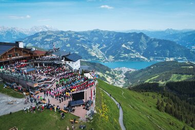 Beautiful natural scenery while line dancing | © Zell am See-Kaprun Tourismus