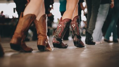 Close-up of cowboy boots during line dance at the AlpFestival in Zell am See-Kaprun. | © Zell am See-Kaprun Tourismus