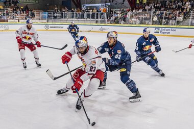 Ice hockey players battling for the puck during a game in Zell am See, Austria. | © ECRedBullSalzburgGintareKarpaviciute