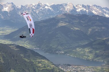 Finish of the Red Bull X-Alps event in Zell am See-Kaprun | © zooom, Felix Wölk