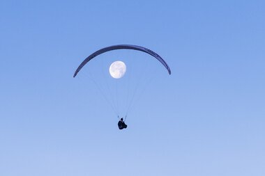 Athlet in der Luft beim Abenteuerrennen 2021 | © zooom, Adi Geisegger