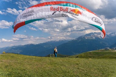 Red Bull X-Alps: Chrigel Maurer, der Sieger von 2021, beim Starten auf der Schmittenhöhe | © Zell am See-Kaprun, Johannes Radlwimmer