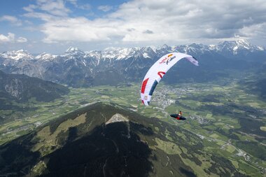 Red Bull X-Alps with the last turnpoint and finish in Zell am See-Kaprun | © zooom  Felix Wölk