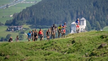 Spartan Race Strecke mit Burg Kaprun im Hintergrund | © Christoph Oberschneider