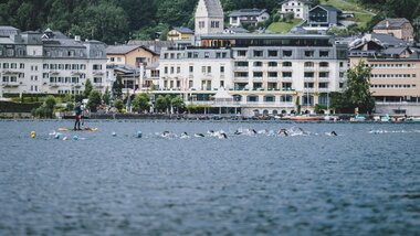 Swimming at the triathlon in Lake Zell | © EXPA, Jürgen Feichter
