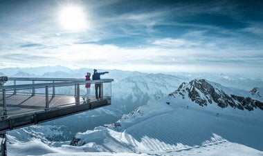 Observation deck above snow-covered mountains with panoramic view of the Alps under a sunny sky. | © Kitzsteinhorn