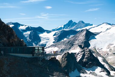 Viewing platform at Kitzsteinhorn with views of glaciers and snow-covered mountains under a clear blue sky. | © Zell am See-Kaprun Tourismus