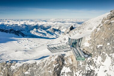 Viewing platform in snowy mountains with a modern glass and metal structure. | © Rohrbacher