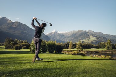 Golf tee with a wonderful view | © Zell am See-Kaprun Tourismus