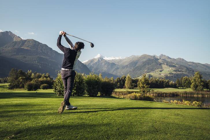 Golf tee with a wonderful view | © Zell am See-Kaprun Tourismus