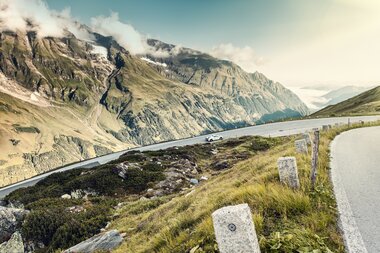 Scenic road along the Grossglockner High Alpine Road with views of the impressive mountain landscape and fjord in the background. | © Großglockner Hochalpenstraße