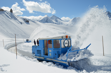 Snow plow clearing snow on the Großglockner High Alpine Road in snowy terrain. | © Großglockner Hochalpenstraße 