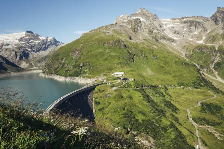 High mountain reservoirs in Kaprun, surrounded by mountains and green landscape in summer. | © Zell am See-Kaprun Tourismus