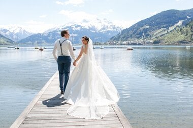 Happy bridal couple at Lake Zell | © Schloss Prielau 