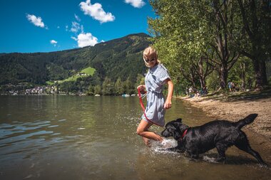 Swimming with a dog in the lake in Austria | © Zell am See-Kaprun Tourismus