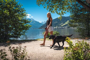 Go for a walk with your dog during your summer holiday in Zell am See-Kaprun | © Zell am See-Kaprun Tourismus