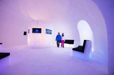 Fantastisches Kunstwerk aus Schnee und Eis zum Motto von 2024 "Recharge your Energy" | © Kitzsteinhorn